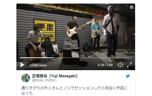 Foreigner in Japan randomly walks by street musicians, joins in with epic improvised singing